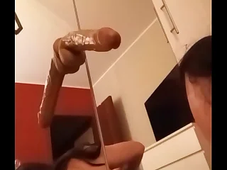 Travestito con grosso dildo nel culo allo specchio&period; Gay&comma; dildo&comma; rottinculo&comma; anal&comma; ass&comma; big dildo&comma; big ass&period;