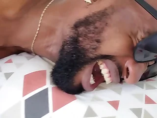 Meu vizinho neg&atilde;o dando o cuzinho pela primeira vez&comma; gemendo muito - FULL RED