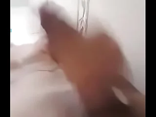 NOVINHO BATENDO UMA NO BANHEIRO