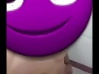 Novinho tomando banho de rola dura