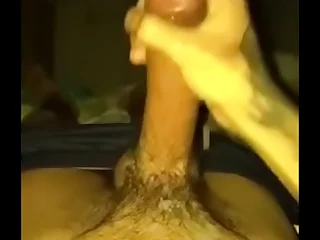 Novinho pentelhudo gozando muito