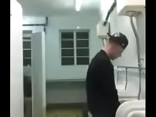Sexo gay en el ba&ntilde;o